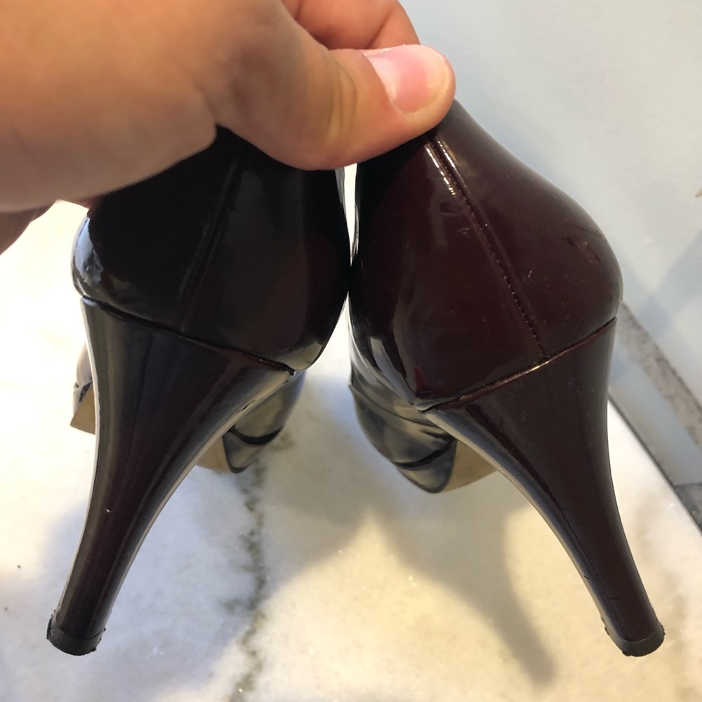 Tahari maroon patent peep toe pumps - Picture 2 of 5